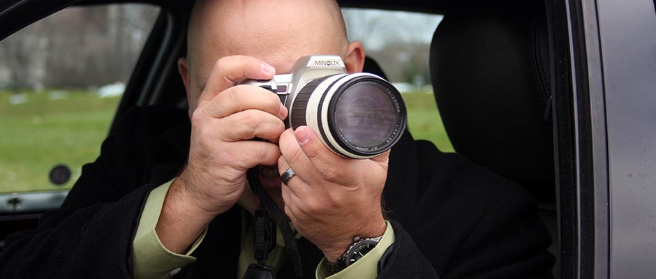 Indagini personali detective che scatta foto all'interno dell'auto